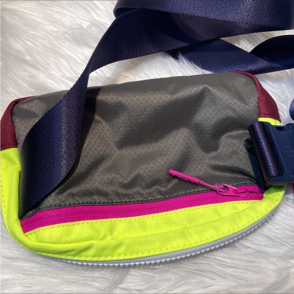 Lululemon Everywhere Belt Bag - Picture 6 of 14